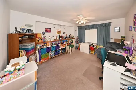 82 Arnot Place Paramus NJ 07652