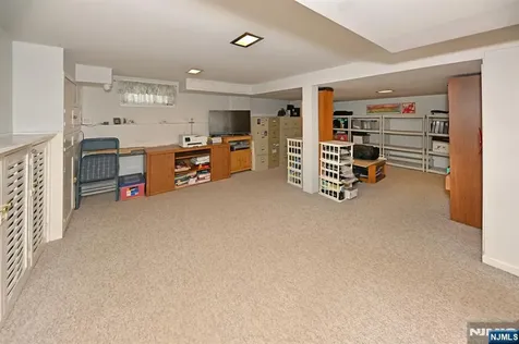 82 Arnot Place Paramus NJ 07652