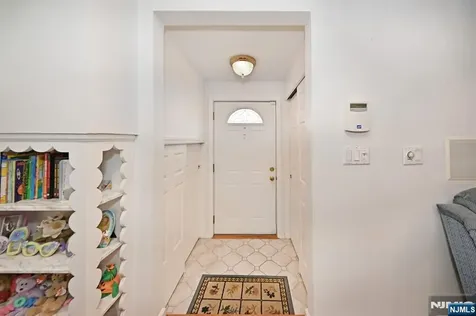 82 Arnot Place Paramus NJ 07652