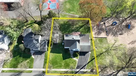 82 Arnot Place Paramus NJ 07652