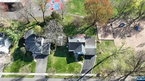 82 Arnot Place Paramus NJ 07652