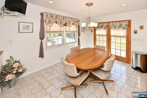 82 Arnot Place Paramus NJ 07652