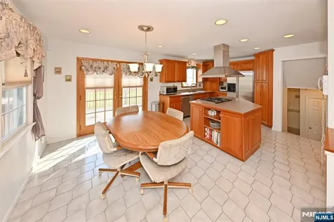 82 Arnot Place Paramus NJ 07652