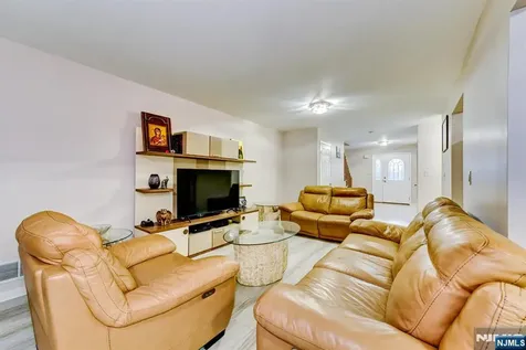 6 Hansen Wayne NJ 07470