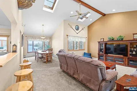70 Harrison Lane Bloomingdale NJ 07403