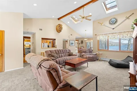 70 Harrison Lane Bloomingdale NJ 07403