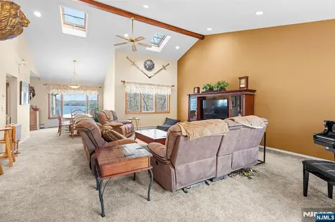 70 Harrison Lane Bloomingdale NJ 07403