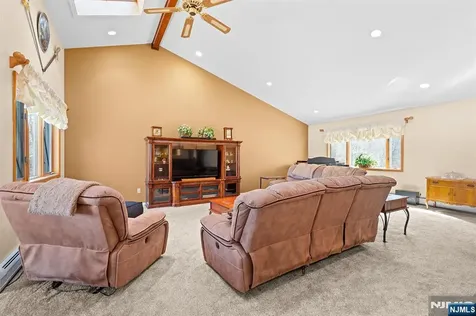 70 Harrison Lane Bloomingdale NJ 07403
