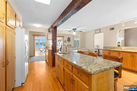 70 Harrison Lane Bloomingdale NJ 07403