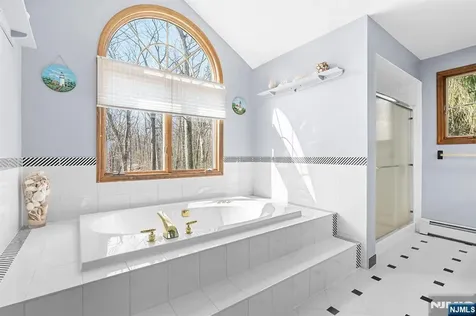 70 Harrison Lane Bloomingdale NJ 07403