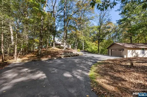 70 Harrison Lane Bloomingdale NJ 07403
