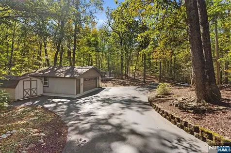 70 Harrison Lane Bloomingdale NJ 07403