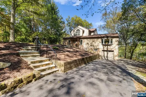 70 Harrison Lane Bloomingdale NJ 07403