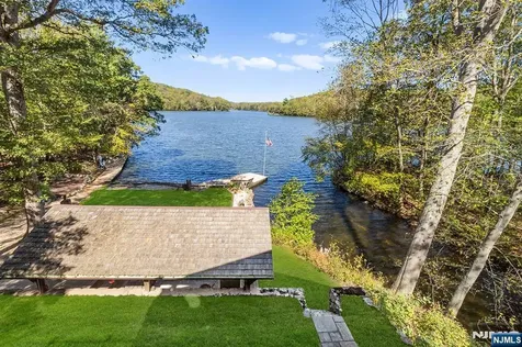70 Harrison Lane Bloomingdale NJ 07403