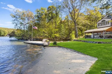 70 Harrison Lane Bloomingdale NJ 07403