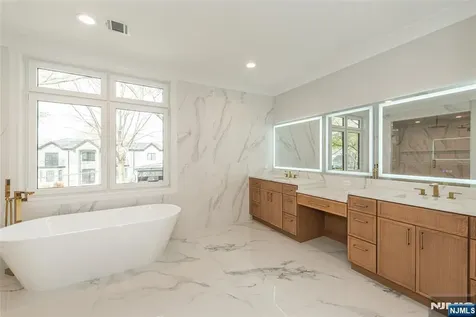 722 Erie Road Paramus NJ 07652