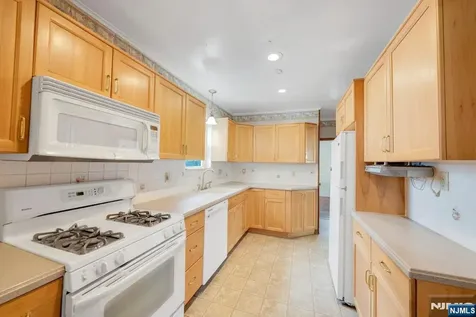 121 Hillside Avenue Teaneck NJ 07666