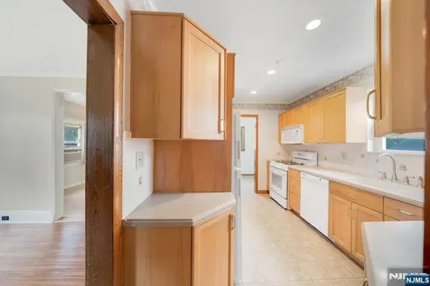121 Hillside Avenue Teaneck NJ 07666
