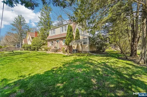 10 Crescent Place Allendale NJ 07401