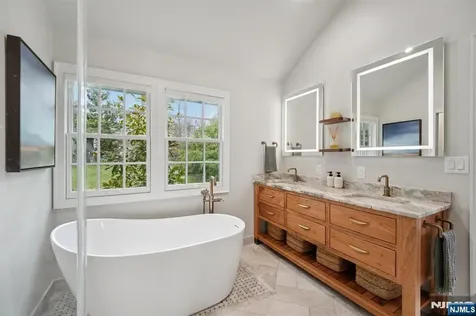 589 Highland Little Falls NJ 07043