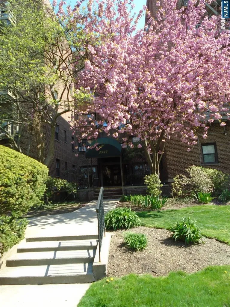 2337 Hudson Fort Lee NJ 07024