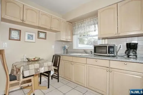 218 Hickory Avenue Bergenfield NJ 07621