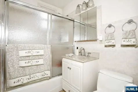 218 Hickory Avenue Bergenfield NJ 07621