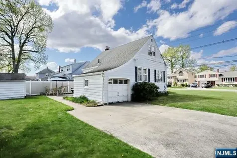 218 Hickory Avenue Bergenfield NJ 07621