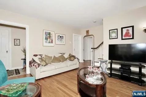 218 Hickory Avenue Bergenfield NJ 07621