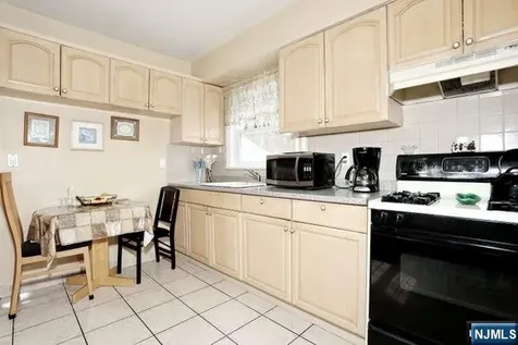 218 Hickory Avenue Bergenfield NJ 07621