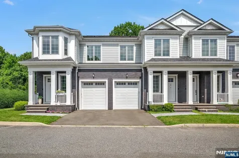 11 Gabriel Court Paramus NJ 07652