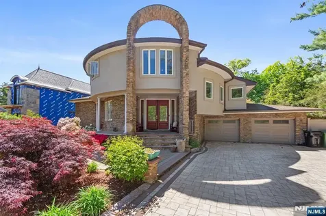 290 Dunkerhook Road Paramus NJ 07652