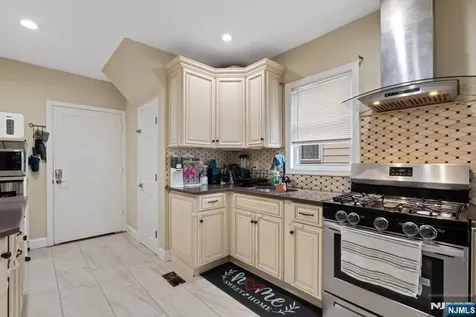 89 6th Street Clifton NJ 07011