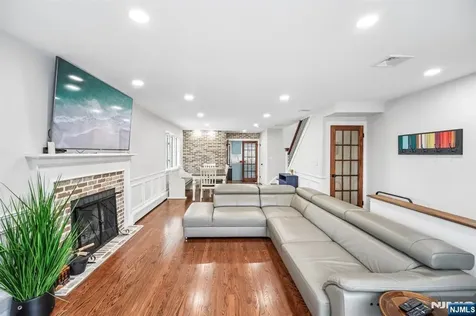 2451 Leighton Fort Lee NJ 07024