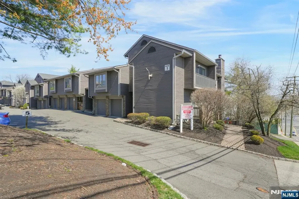 855 Valley Brook Avenue Lyndhurst NJ 07071