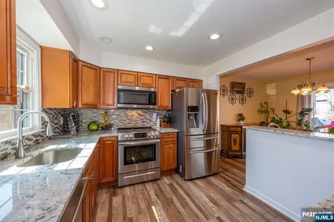 8 Sherbone Place Sayreville NJ 08872