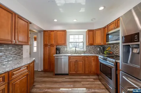 8 Sherbone Place Sayreville NJ 08872