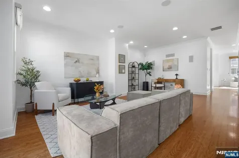373 Kingston Court West New York NJ 07093