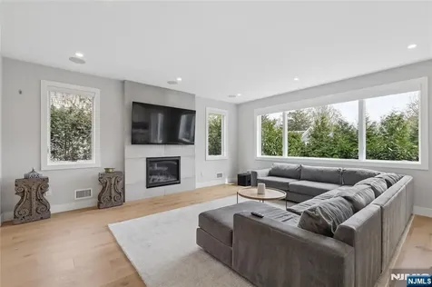 34 Merrifield Way Cresskill NJ 07626