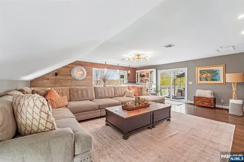 52 Stonefence Road Oakland NJ 07436