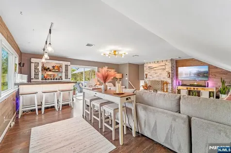 52 Stonefence Road Oakland NJ 07436