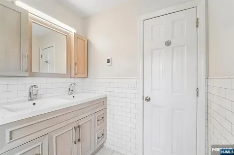 52 Stonefence Road Oakland NJ 07436
