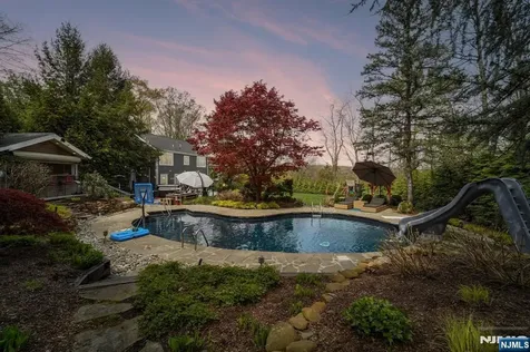52 Stonefence Road Oakland NJ 07436