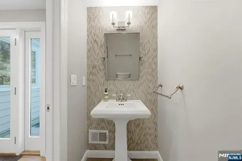 89 Surrey Lane Tenafly NJ 07670