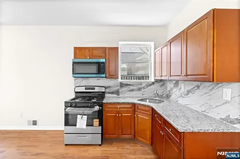 435 17th Street Newark NJ 07103