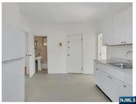 649 New Jersey Avenue Lyndhurst NJ 07071