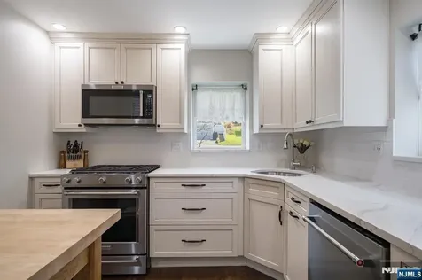 10 Lake Trail Wayne NJ 07470