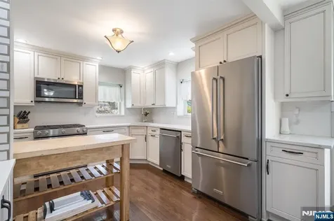 10 Lake Trail Wayne NJ 07470