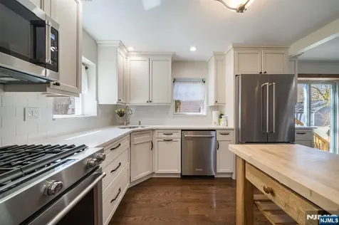 10 Lake Trail Wayne NJ 07470