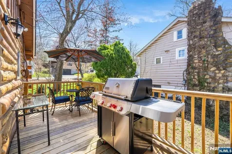 10 Lake Trail Wayne NJ 07470